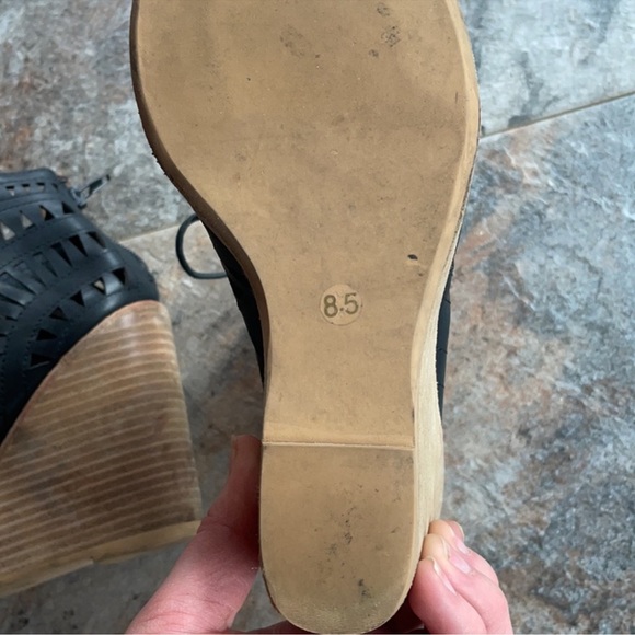 Jeffrey Campbell size 8.5 black - Picture 5 of 7